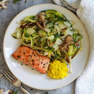 Keto Salmon and Mushroom Zoodles | This healthy salmon recipe is Whole 30 compliant, Paleo, gluten-free, dairy-free, low-carb, and sugar-free. Featuring zucchini noodles and mushrooms, it’s a healthy dinner recipe packed with nutrients and protein. | The Banana Diaries #thebananadiaries #keto #ketogenic #Paleo #glutenfree #dairyfree #sugarfree #lowcarb #salmon #healthydinner #healthyrecipe #ketodinner #Whole30dinner #Paleodinner