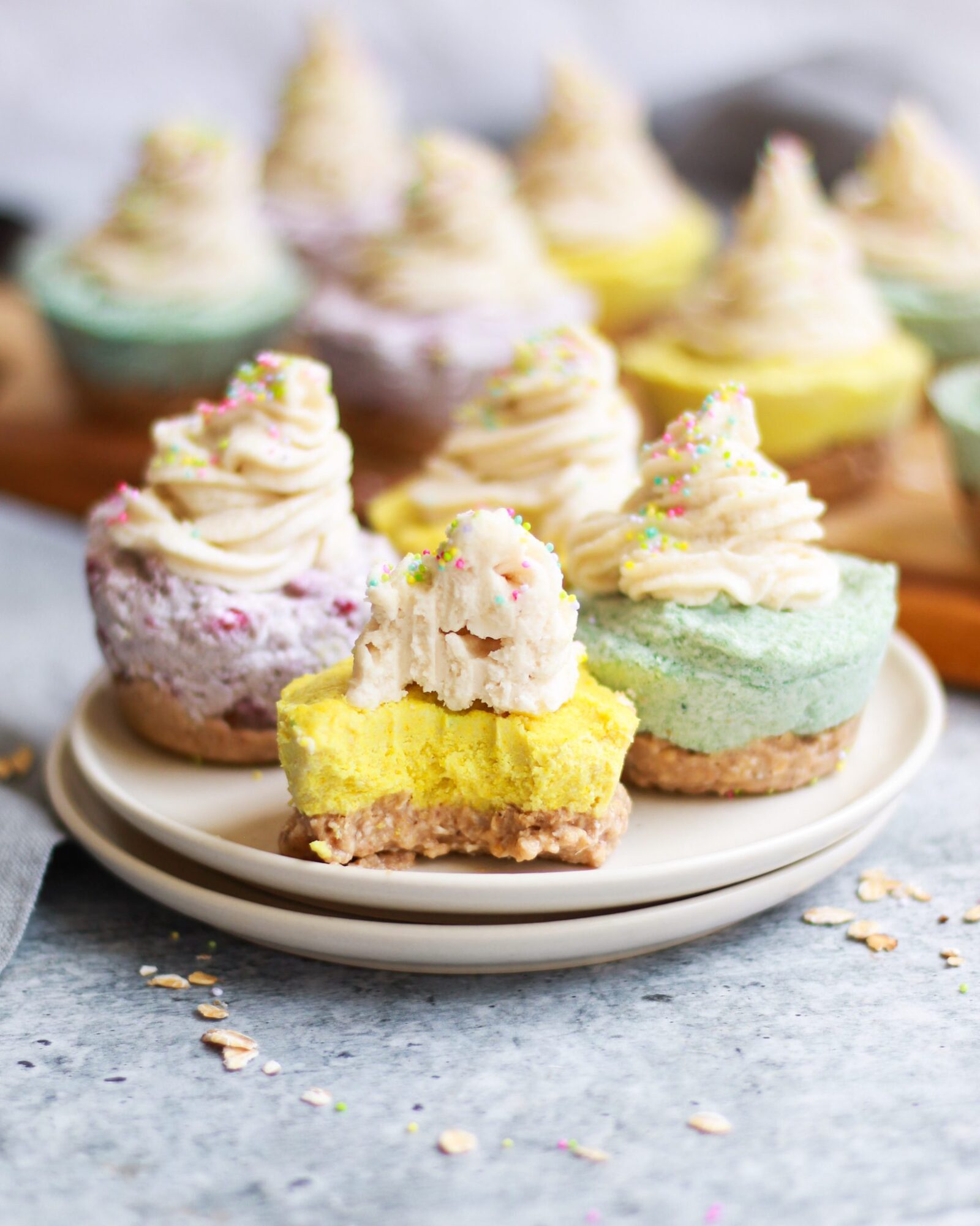 https://thebananadiaries.com/wp-content/uploads/2019/04/no-bake-mini-vegan-cheesecakes_3210-1600x2000.jpg