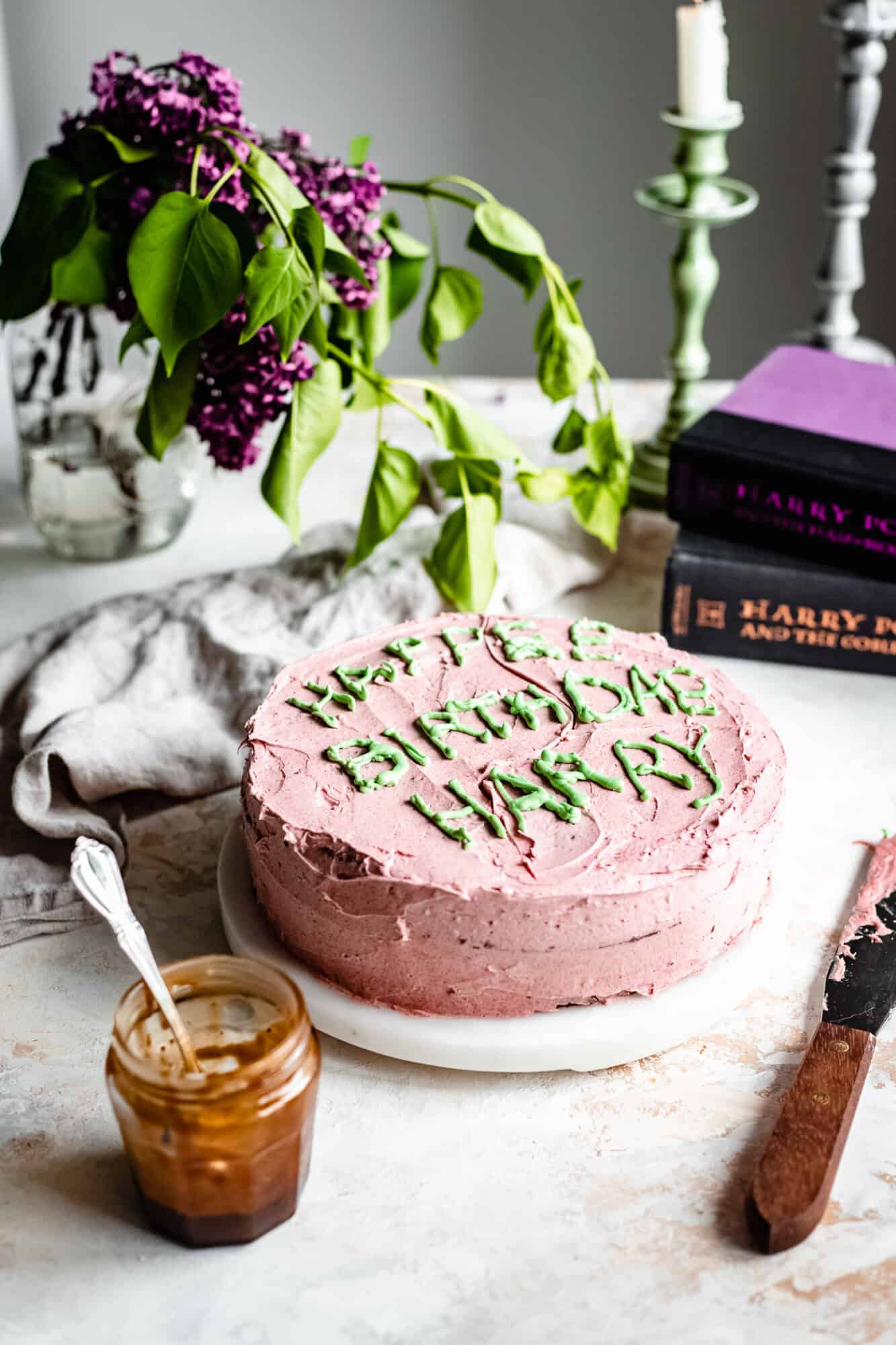 Gâteau harry potter avec choixpeau et baguette vegan, sans gluten