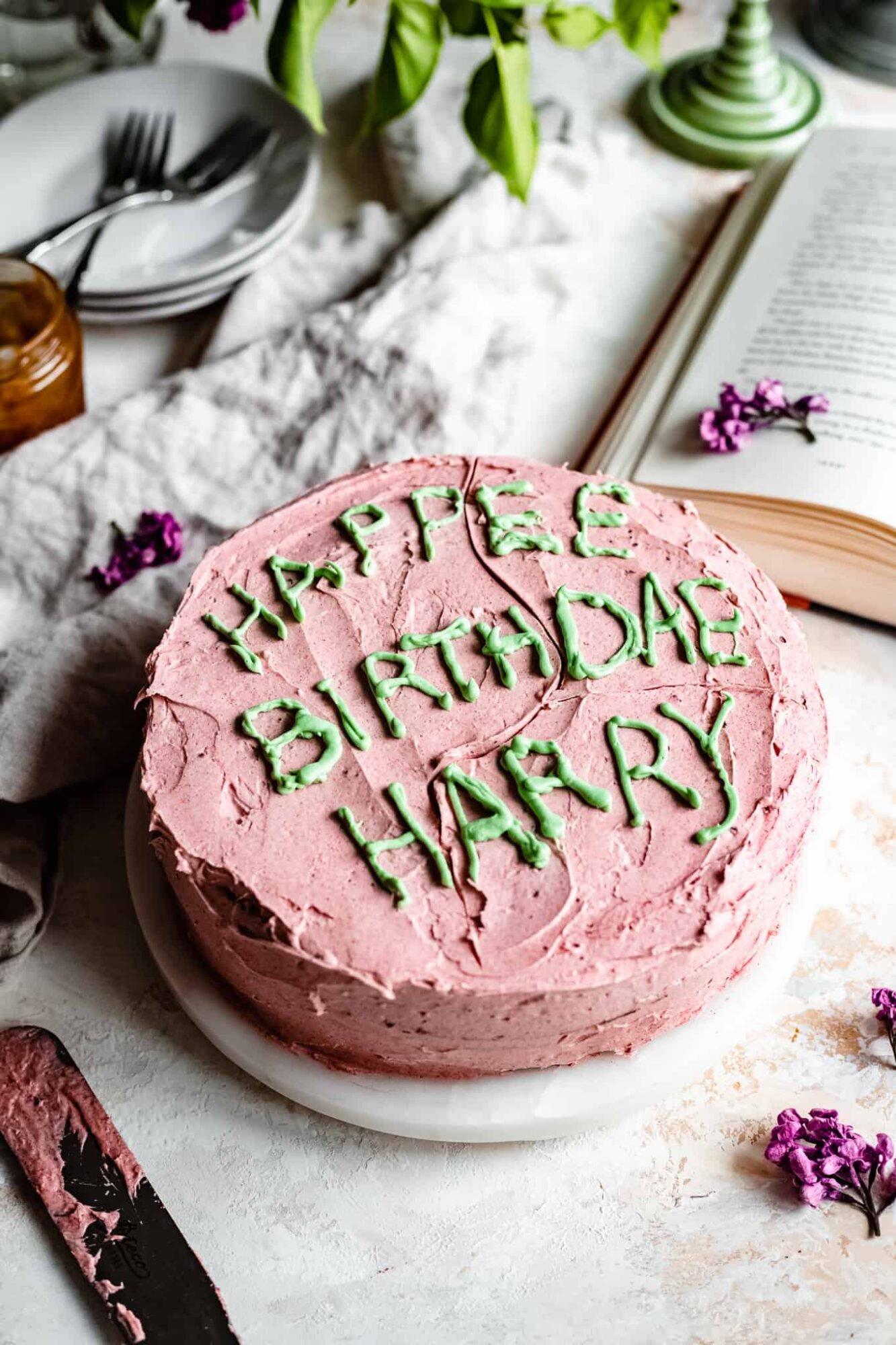 Gâteau harry potter avec choixpeau et baguette vegan, sans gluten