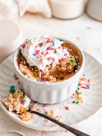 Easy Funfetti Mug Cake (Vegan, GF, Oil Free!)