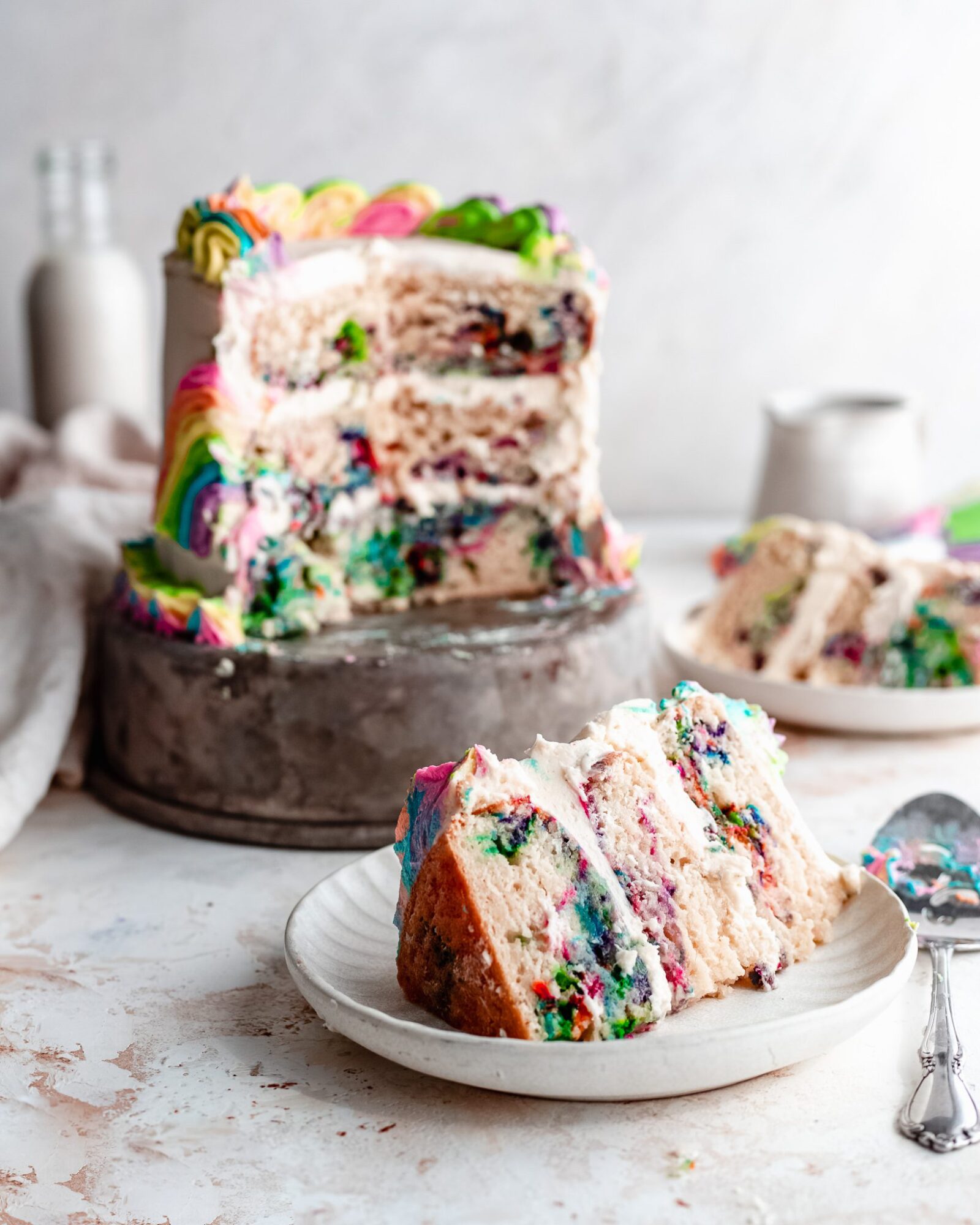 https://thebananadiaries.com/wp-content/uploads/2021/03/vegan-rainbow-swirl-cake_4468-1600x2000.jpg