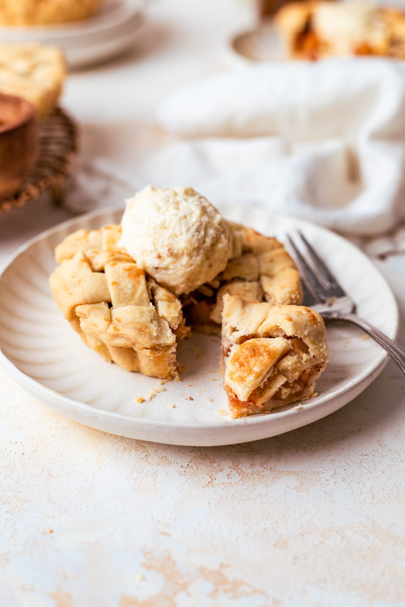 https://thebananadiaries.com/wp-content/uploads/2021/07/mini-apple-pies-vegan_4366-1333x2000.jpg