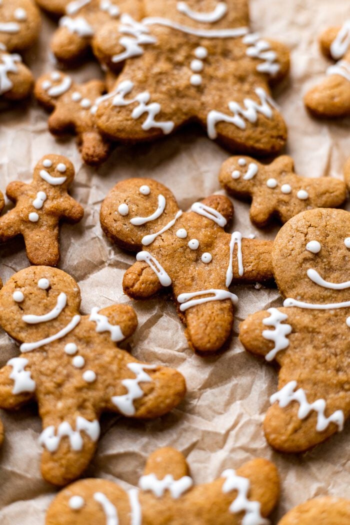 https://thebananadiaries.com/wp-content/uploads/2022/11/vegan-gingerbread-cookies_3983-700x1050.jpg