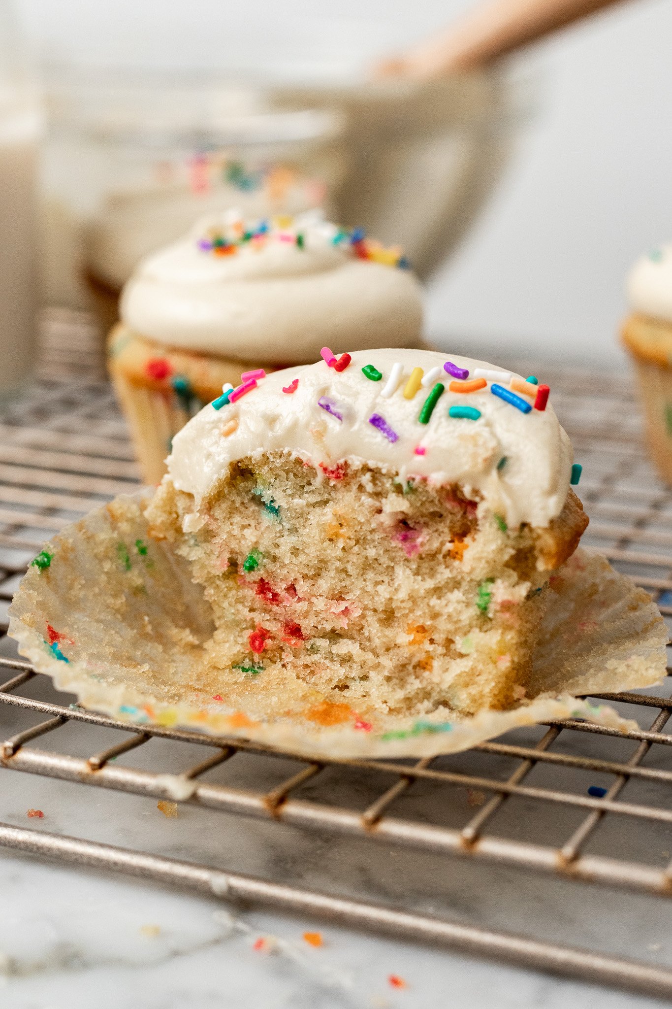 Perfect Vegan Funfetti Cupcakes Stays Moist for 4 Days!! The Banana