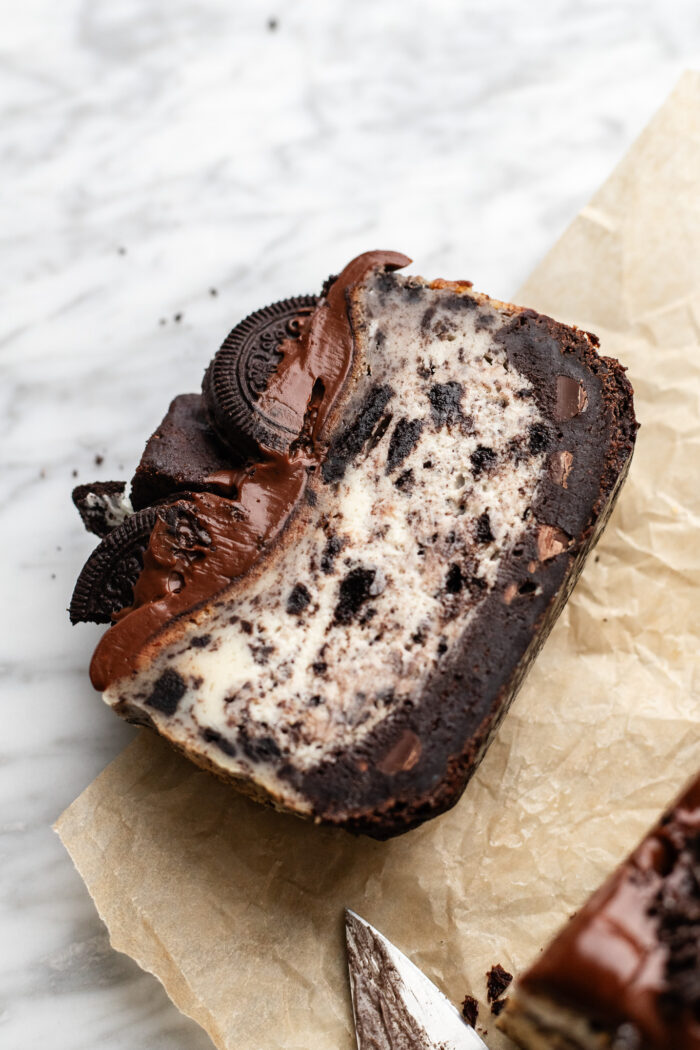 sliced oreo cheesecake