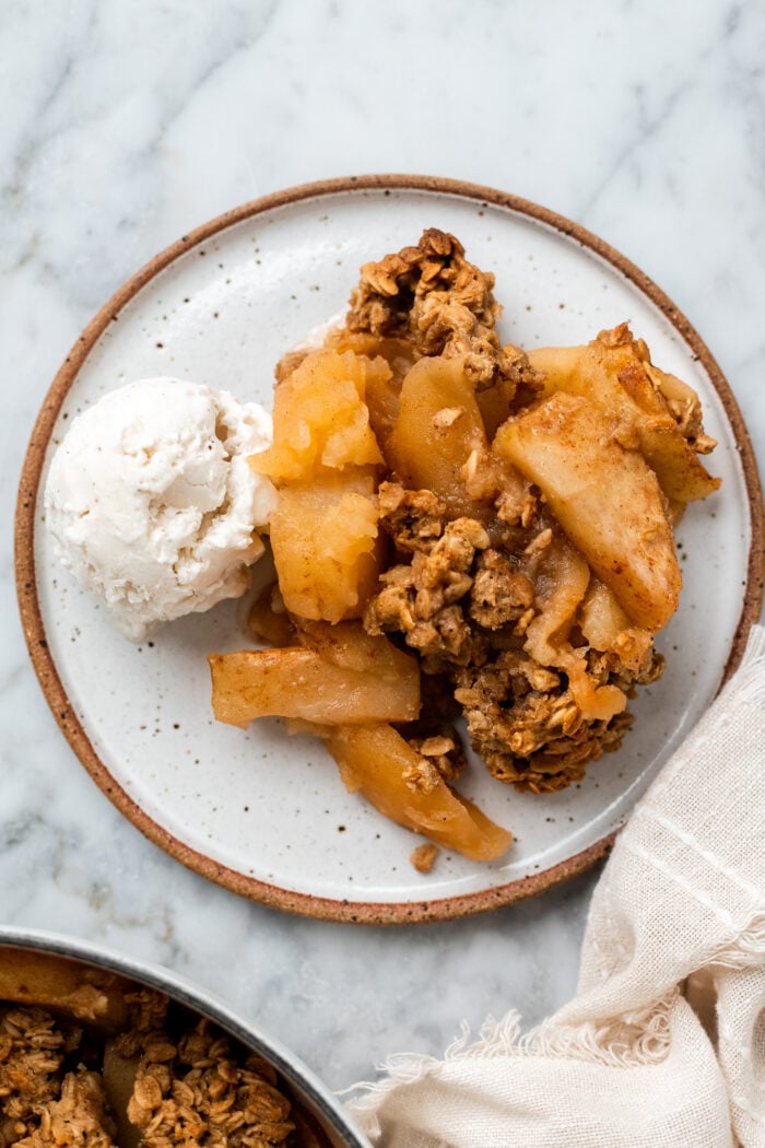 https://thebananadiaries.com/wp-content/uploads/2023/10/vegan-apple-crisp-recipe_0023-700x1050.jpg