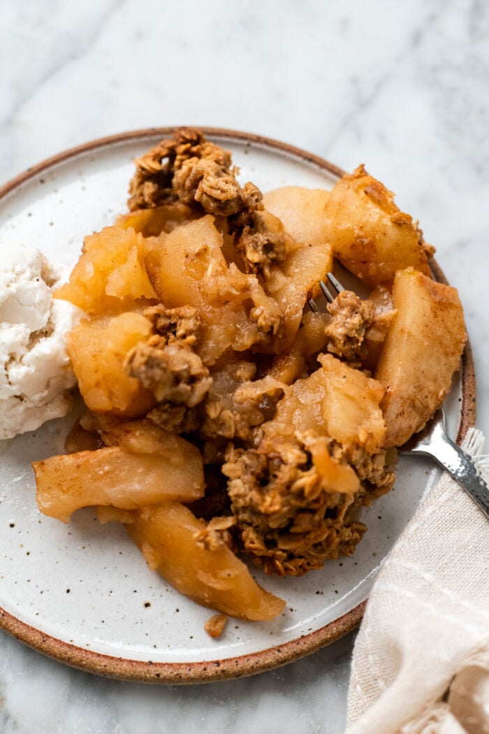 Quick & Easy Vegan Apple Crisp Recipe (No Sugar Added Filling!)