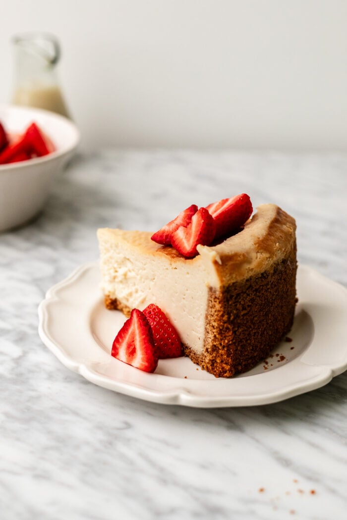 serving the cheesecake