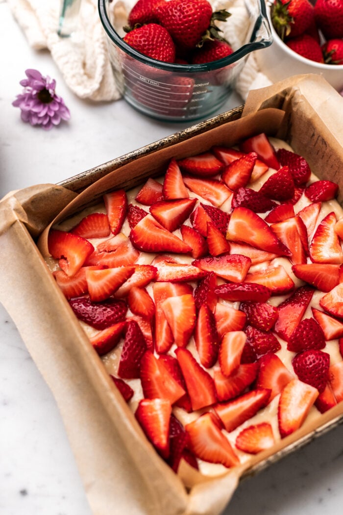 assembling the strawberry crumb cake